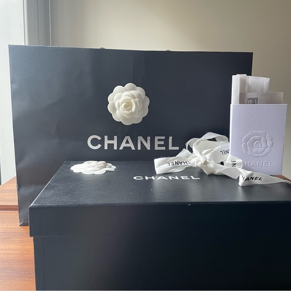 Chanel limited edition Sneakers -Embroidered Fabric & lambskin🤍New in Box 🖤 - Picture 11 of 14